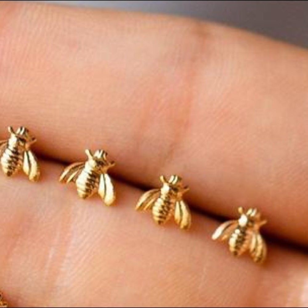 NWOT 18K gold plated bee ๐ earrings - Picture 5 of 5